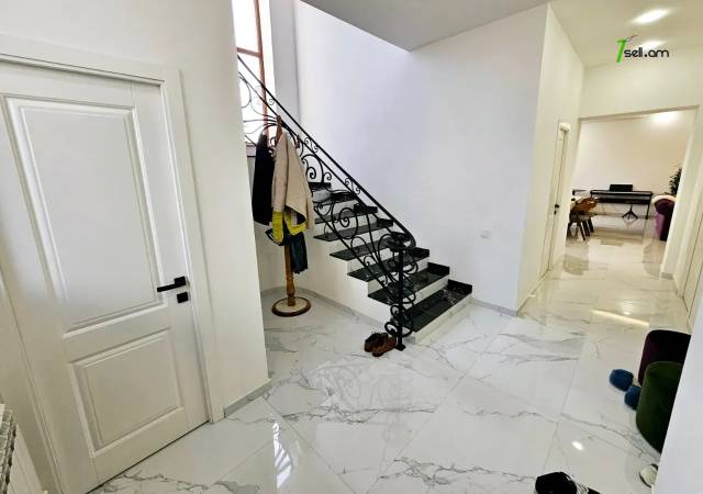 Երեք հարկանի քարե տուն Դավիթ Բեկի փողոցում Նոր Նորքում, 1003 քմ, 3+ սանհանգույց