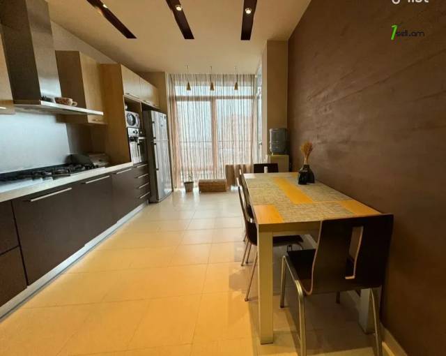 4 սենյականոց բնակարան նորակառույց շենքում Դերենիկ Դեմիրճյան փողոցում, 181 ք.մ., 4/11 հարկ