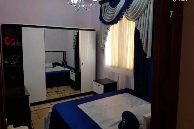 3 սենյականոց բնակարան Բարբյուսի փողոցում, 80 ք.մ., նախավերջին հարկ, կապիտալ վերանորոգված, քարե շենք