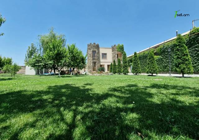 Երկու հարկանի քարե տուն Շիրակի փողոցում Շենգավիթում, 800 ք.մ., 2 սանհանգույց, եվրովերանորոգված