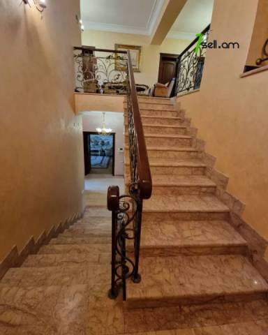 Երկու հարկանի քարե տուն Մոլդովական փողոցում Նոր Նորքում, 1300 ք.մ., 3+ սանհանգույց, եվրովերանորոգված