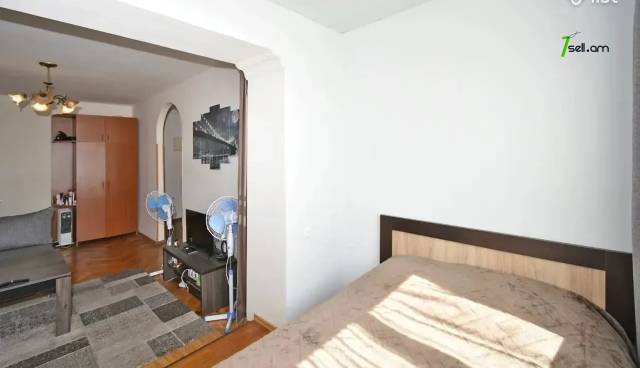 1 սենյականոց բնակարան Գյուլբենկյան փողոցում, 43 քմ, մի քանի պատշգամբ, եվրովերանորոգված, քարե շենք