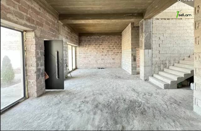 Երկու հարկանի քարե տուն Մելքումովի փողոցում Աջափնյակում, 300 ք.մ., 2 սանհանգույց