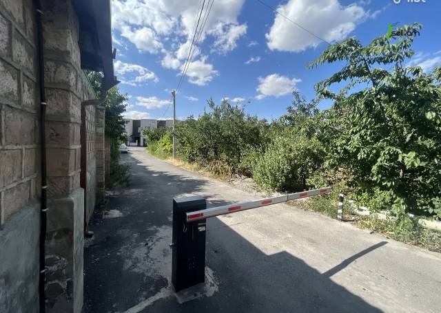 Հողատարածք բնակելի շինությունների համար Խաչատուր Աբովյանի 2-րդ փողոցում Ավանում, 930 ք.մ.