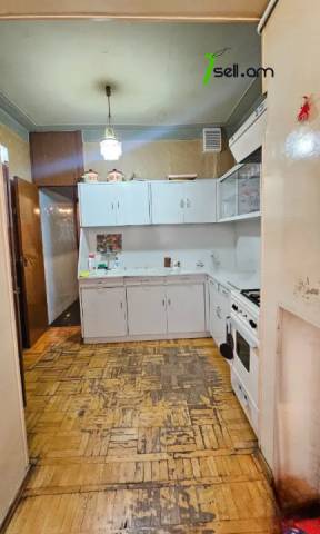 2 սենյականոց բնակարան Կուրղինյան փողոցում, 65 ք.մ., 2/5 հարկ, մասնակի վերանորոգում, քարե շենք