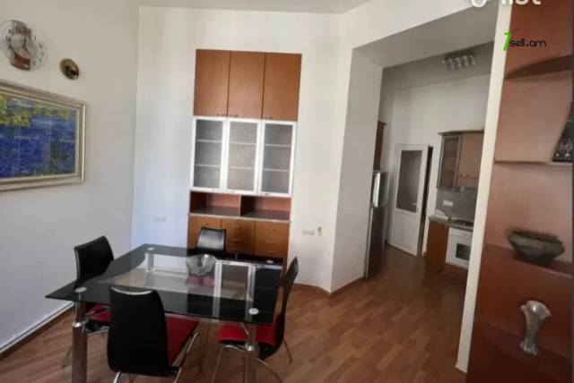 3 սենյականոց բնակարան Աբովյան փողոցում, 72 քմ, 2/4 հարկ, եվրովերանորոգված, քարե շենք