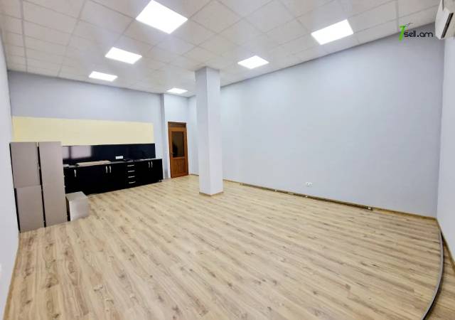 Բազմաֆունկցիոնալ գույք, Հանրապետության հրապարակ կենտրոնում, 2500 ք.մ.