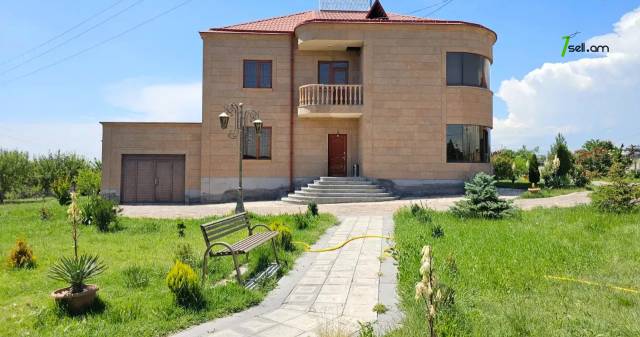 Երկու հարկանի քարե տուն Սիլիկյանի 5-րդ փողոցում Աջափնյակում, 3000 քմ, 2 սանհանգույց, մեծ հողամաս