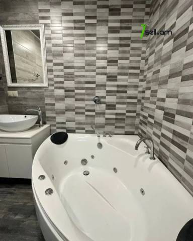 3 սենյականոց բնակարան Եզնիկ Կողբացու փողոցում, 130 քմ, 4/9 հարկ, 2 սանհանգույց, բարձր առաստաղներ