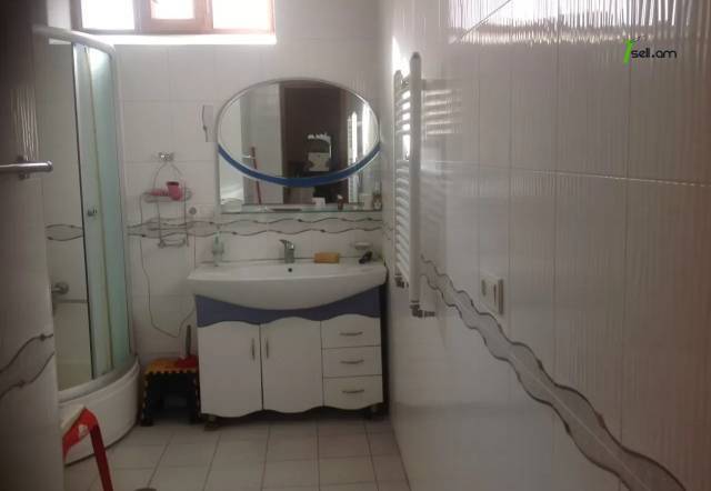 Երկու հարկանի քարե տուն Վարշավյան փողոցում Քանաքեռ Զեյթունում, 800 ք.մ., կապիտալ վերանորոգված