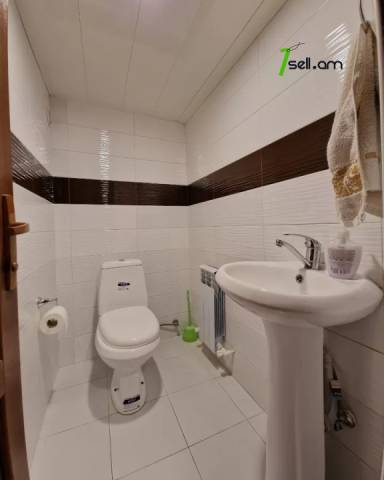 Երեք հարկանի քարե տուն, Նորք-Մարաշ վարչական շրջան Նորք Մարաշում, 300 ք.մ., 3+ սանհանգույց