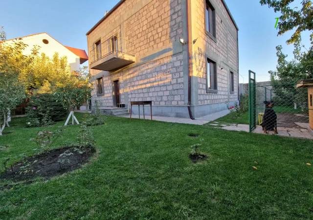 Երկու հարկանի տուն Անաստաս Միկոյանի փողոցում Դավիթաշենում, 400 ք.մ., 2 սանհանգույց, եվրովերանորոգված