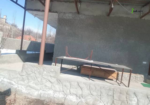 Մեկ հարկանի քարե տուն Ձորաղբյուրում, 1000 ք.մ., մասնակի վերանորոգում