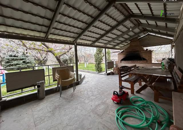 Երեք հարկանի քարե տուն Առինջի 17-րդ փողոցում Առինջում, 360 ք.մ., 3+ սանհանգույց