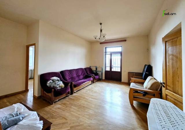 Երեք հարկանի քարե տուն Բագրևանդի 44-րդ փողոցում Նոր Նորքում, 1340 ք.մ., 3+ սանհանգույց