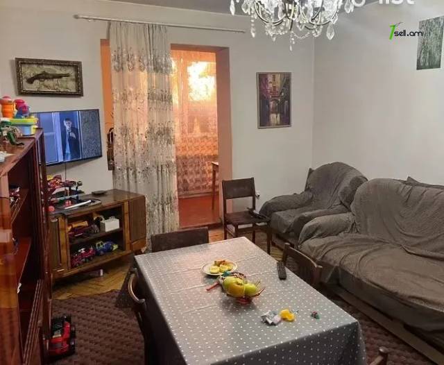 4 սենյականոց բնակարան Դավիթ Մալյան փողոցում, 73 ք.մ., 1/5 հարկ, քարե շենք