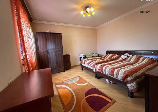 Երեք հարկանի քարե տուն Առինջի 17-րդ փողոցում Առինջում, 360 ք.մ., 3+ սանհանգույց