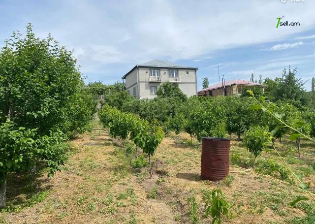 Երկու հարկանի քարե տուն 5-րդ փողոցում Ղազարավանում, 131 քմ, 2 սանհանգույց, մեծ հողամաս