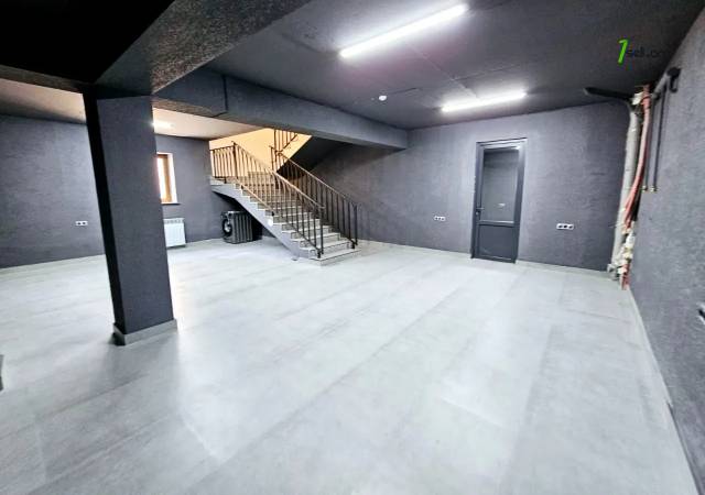 Երեք հարկանի քարե տուն, Դուրյան թաղամաս Ավանում, 800 ք.մ., 3+ սանհանգույց