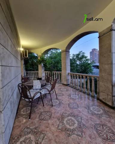 Երեք հարկանի քարե տուն Պարոնյան փողոցում կենտրոնում, 550 քմ, 3+ սանհանգույց, եվրովերանորոգված
