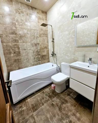 Երեք հարկանի քարե տուն Բագրևանդի փողոցում Նոր Նորքում, 1560 ք.մ., 3+ սանհանգույց