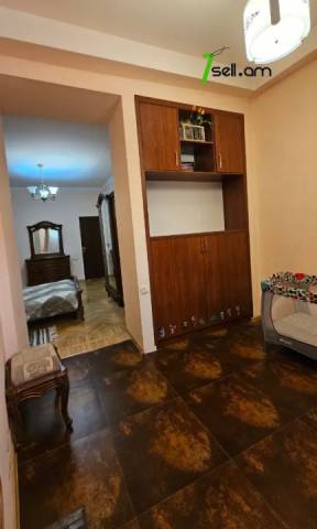 3 սենյականոց բնակարան Մեսրոպ Մաշտոցի պողոտայում, 100 ք.մ., 3/5 հարկ, կապիտալ վերանորոգված, քարե շենք