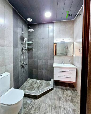 Երկու հարկանի քարե տուն Քաջազնունի փողոցում կենտրոնում, 750 քմ, 3+ սանհանգույց, կապիտալ վերանորոգված