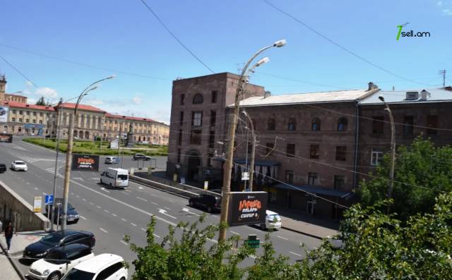 2 սենյականոց բնակարան Սայաթ-Նովա փողոցում, 40 քմ, բարձր առաստաղներ, կոսմետիկ վերանորոգում, քարե շենք