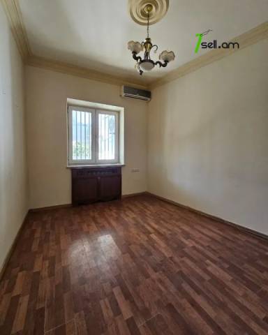 Երեք հարկանի քարե տուն Քաջազնունի փողոցում կենտրոնում, 1060 ք.մ., 3+ սանհանգույց