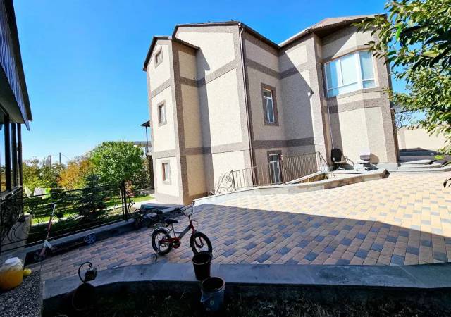 Երեք հարկանի քարե տուն Բագրևանդի փողոցում Նոր Նորքում, 1560 ք.մ., 3+ սանհանգույց