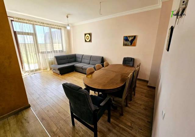 Երկու հարկանի տուն, Գ-1 թաղամաս Աջափնյակում, 552 ք.մ., 2 սանհանգույց, կապիտալ վերանորոգված