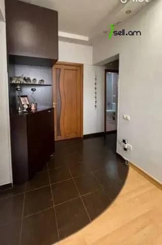 3 սենյականոց բնակարան, Աթոյան փողոցի նրբանցք, 64 ք.մ., նախավերջին հարկ, եվրովերանորոգված