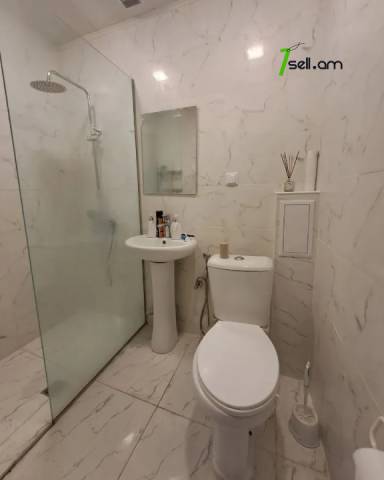 2 սենյականոց բնակարան Մեսրոպ Մաշտոցի պողոտայում, 45 ք.մ., 3/5 հարկ, եվրովերանորոգված, քարե շենք