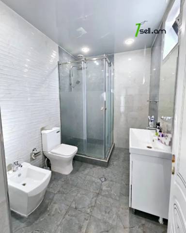 Երկու հարկանի քարե տուն Գարեգին Հովսեփյանի փողոցում Նորք Մարաշում, 950 քմ, 3+ սանհանգույց