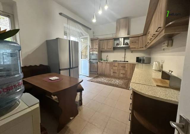 Երկու հարկանի քարե տուն Դավիթ Բեկի փողոցում Էրեբունիում, 250 քմ, 3+ սանհանգույց, եվրովերանորոգված