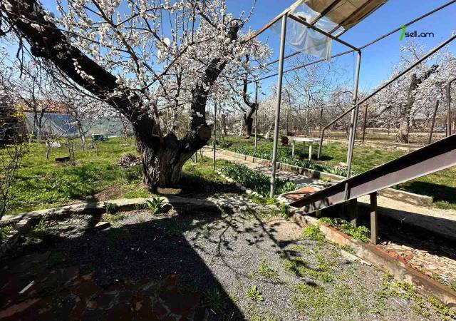 Երկու հարկանի քարե տուն 15-րդ փողոցում Շենգավիթում, 597 քմ, 2 սանհանգույց, կոսմետիկ վերանորոգում