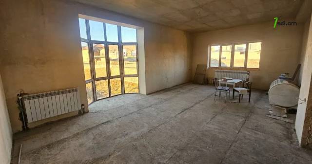 Երեք հարկանի քարե տուն Խաչատուր Աբովյանի 21-րդ փողոցում Առինջում, 1360 ք.մ., 3+ սանհանգույց