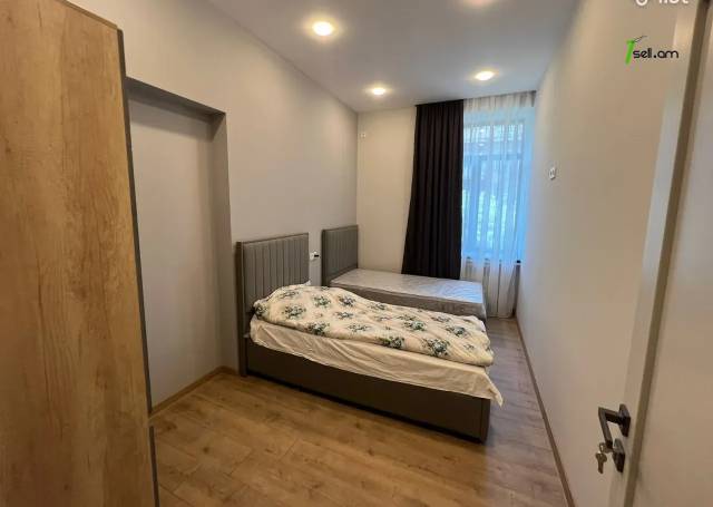 3 սենյականոց բնակարան Նալբանդյան փողոցում, 64 քմ, նախավերջին հարկ, բարձր առաստաղներ