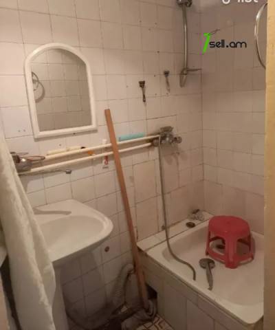 2 սենյականոց բնակարան Բաղյան փողոցում, 55 ք.մ., նախավերջին հարկ, քարե շենք