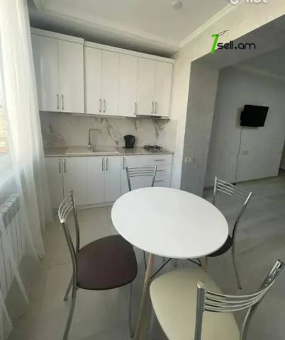 2 սենյականոց բնակարան Հակոբ Հակոբյան փողոցում, 50 ք.մ., եվրովերանորոգված, քարե շենք