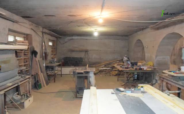 Երկու հարկանի քարե տուն, Ղարսի խճուղի Գյումրիում, 298 ք.մ., 2 սանհանգույց