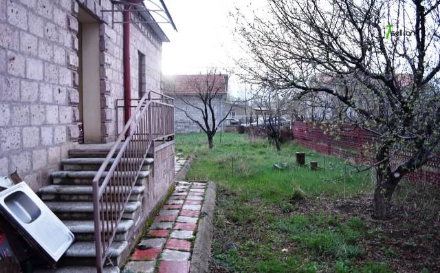Մեկ հարկանի քարե տուն 2-րդ փողոցում Ախուրյանում, 124 քմ