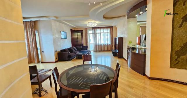 Ընդարձակ 3 սենյականոց բնակարան նորակառույց շենքում Աբովյան փողոցում, 185 ք.մ., 10/14 հարկ