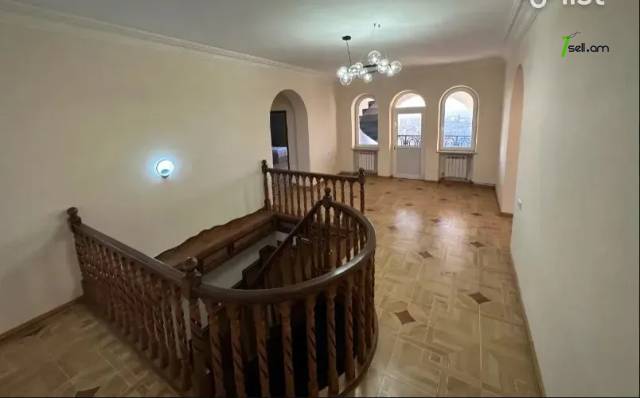 Երեք հարկանի քարե տուն Սարի Թաղի 9-րդ փողոցում Էրեբունիում, 351 ք.մ., 2 սանհանգույց