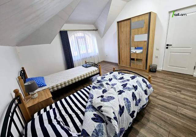 Երեք հարկանի քարե տուն Դավիթ Բեկի փողոցում Նոր Նորքում, 1003 քմ, 3+ սանհանգույց