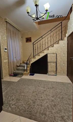 Երկու հարկանի քարե թաունհաուզ, Նորաշեն թաղամաս Աջափնյակում, 260 ք.մ., 2 սանհանգույց