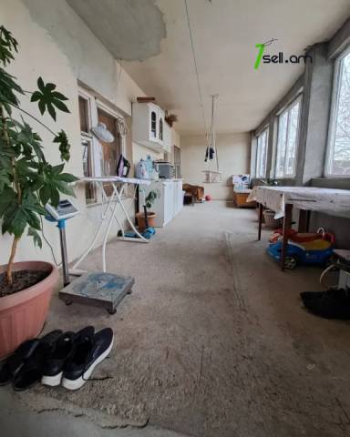 Մեկ հարկանի քարե տուն 5-րդ փողոցում Զովունիում, 350 ք.մ., մասնակի վերանորոգում