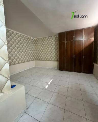 4 սենյականոց բնակարան Շիրակի փողոցում, 102 ք.մ., 1/4 հարկ, կապիտալ վերանորոգված, քարե շենք