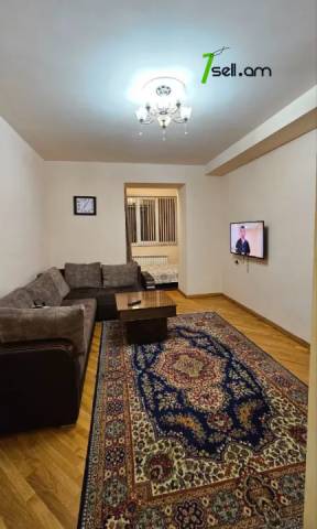 2 սենյականոց բնակարան Մոսկովյան փողոցում, 65 ք.մ., նախավերջին հարկ, կապիտալ վերանորոգված, քարե շենք