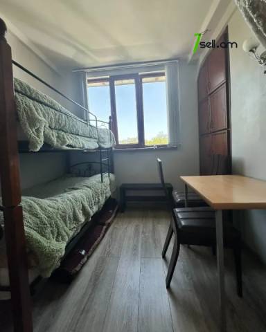 2 սենյականոց բնակարան Ակսել Բակունցի փողոցում, 58 քմ, 3/5 հարկ, կապիտալ վերանորոգված, քարե շենք